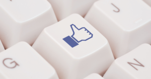 Facebook "Synes godt om" knap på tastatur, illustrerer forskellen mellem synes godt om og følgere.