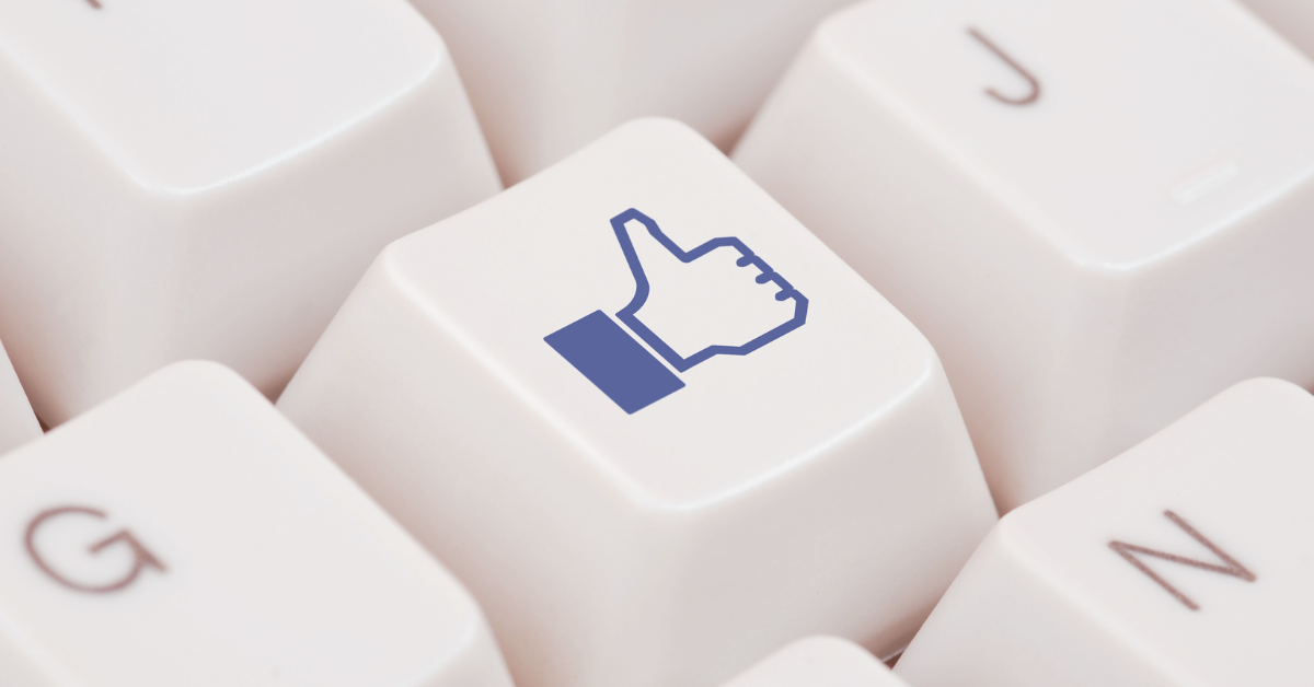Facebook "Synes godt om" tast på tastatur, der illustrerer vigtigheden af likes og følgere.